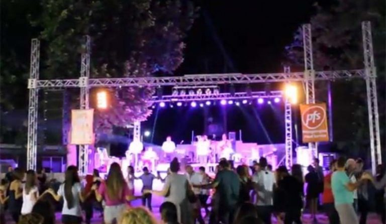 Λάρισα: Η Γωγώ Τσαμπά τραγουδούσε όταν ξαφνικά κάποιος τράβηξε τα…καλώδια του ήχου! (vid)