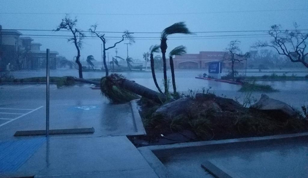 (upd) Σαρώνει ο τυφώνας Χάρβεϊ στις ΗΠΑ – Ένας νεκρός (pics & vid)