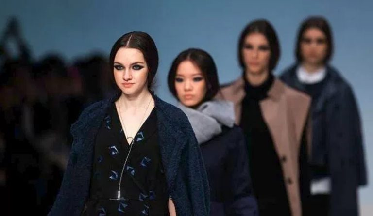 Η μόδα αλλάζει: Επιστρέφει η λαιμόκοψη!