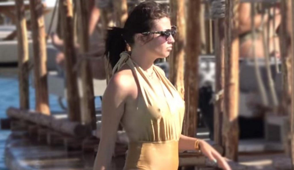 Η Βάσω Αμπεριάδου ανεβάζει την θερμοκρασία σε… πισίνα της Μυκόνου