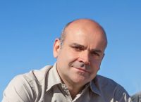 Πρώην συμβασιούχος μαχαίρωσε τον δήμαρχο Ελευσίνας μέσα στο δημαρχείο