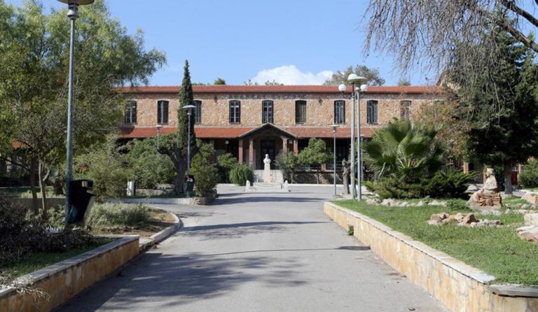 Θλιβερές εικόνες από το Γηροκομείο Αθηνών: Ανήμποροι ηλικιωμένοι ζουν μέσα σε σκουπίδια (pics)