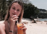 Η κυρία Άλτμαν με “καυτό” μαγιό στη Σαντορίνη