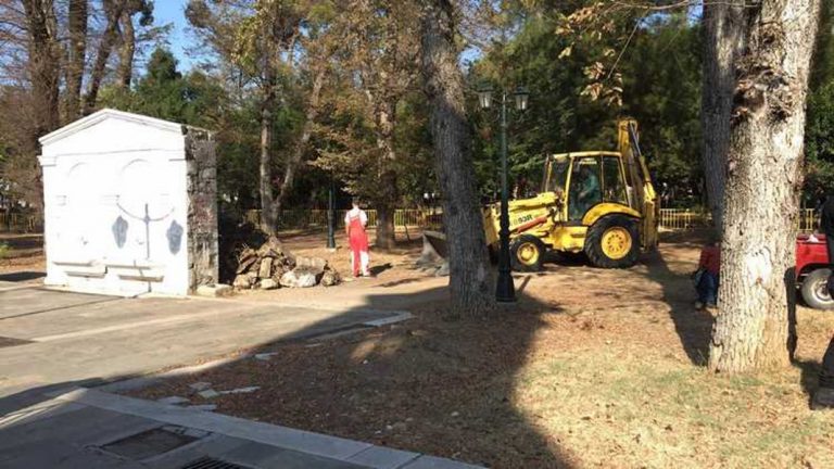 Δεν υπάρχει: Σκάβουν για… θησαυρό στην κεντρική πλατεία της Τρίπολης (pics & vid)