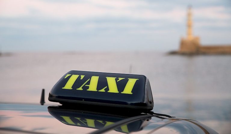 Αθήνα: Ταξί πήρε φωτιά εν κινήσει στην Αττική οδό