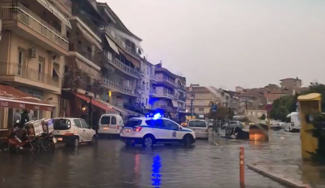 Γρεβενά: Η κακοκαιρία “χτύπησε” την πόλη – Πλημμύρισαν υπόγεια, έπεσαν δέντρα (vid)