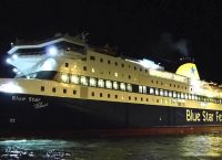 Το Blue Star Patmos βρίσκεται στην Ίο – Μεταφέρθηκαν στην ακτή οι 205 επιβάτες