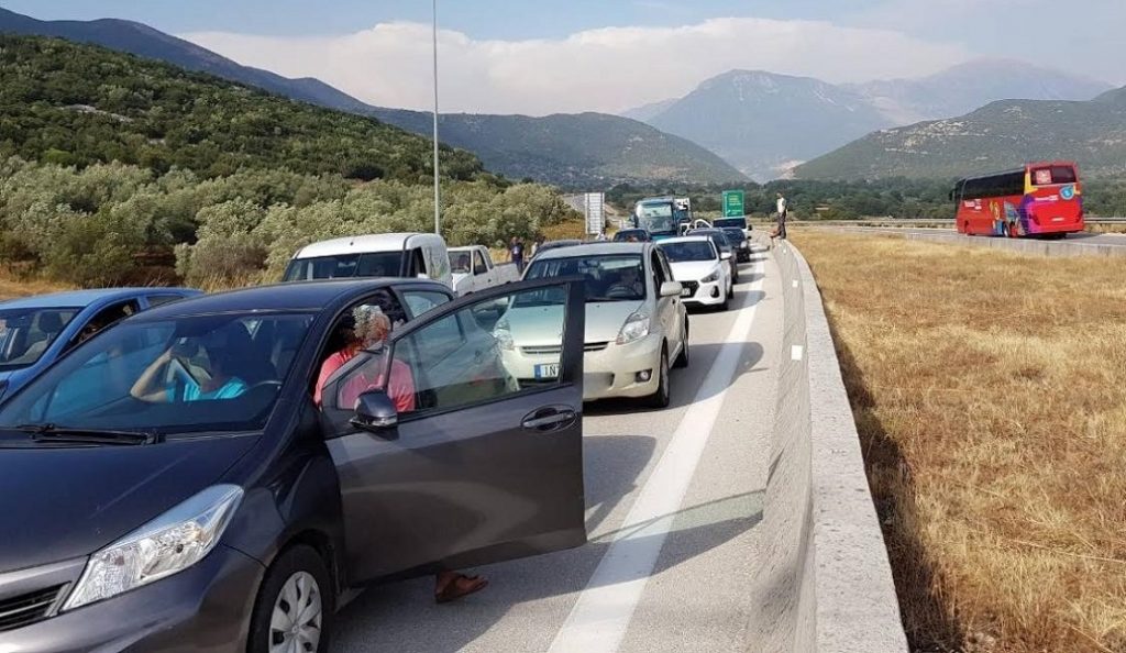 Μποτιλιάρισμα στην Εγνατία οδό εξαιτίας ενός σκύλου (pics)