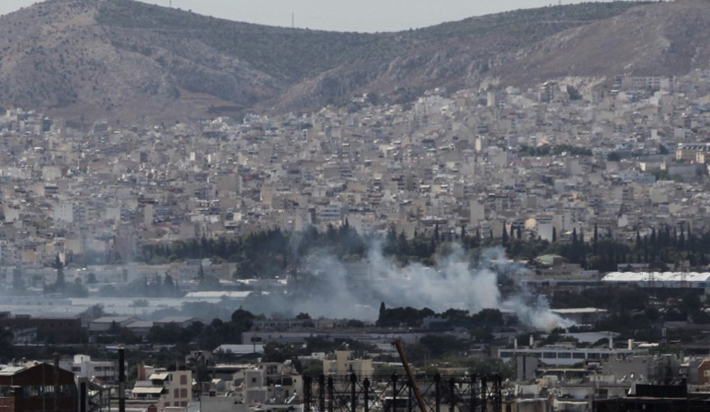 Υπό μερικό έλεγχο η πυρκαγιά που ξέσπασε σε μεταφορική εταιρεία στην περιοχή του Ρέντη