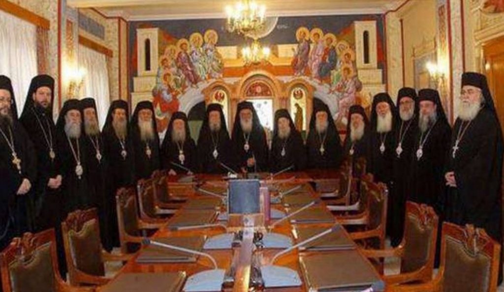 “Πύρινη” ανακοίνωση από την Εκκλησία για την αναδοχή στα ομόφυλα ζευγάρια