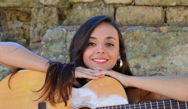 Ειρήνη Τορνεσάκη: Η Ελληνίδα τραγουδίστρια που “ντύνει” με τη φωνή της τις παραστάσεις του Cirque du Soleil (vid)