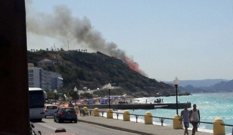 Φωτιά τώρα: Απειλούνται σπίτια στη Ρόδο (pics&vid)