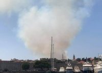 Ρόδος: Υπό μερικό έλεγχο η φωτιά – Χωρίς ρεύμα η πόλη (pics&vid)