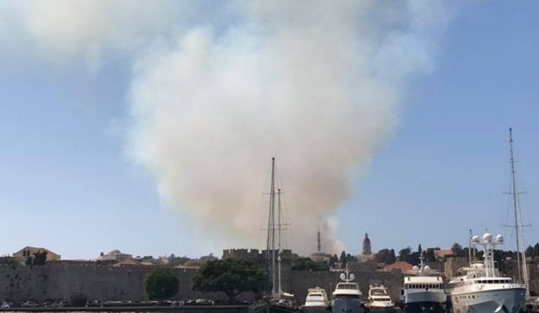 Ρόδος: Υπό μερικό έλεγχο η φωτιά – Χωρίς ρεύμα η πόλη (pics&vid)