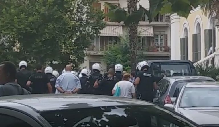 Ρουβίκωνας: Επίθεση στα γραφεία του Κέντρου Είσπραξης Ασφαλιστικών Οφειλών