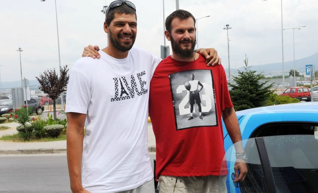 Βίντεο-ΕΠΟΣ: Ο Λάζαρος τρολάρει τον Φώτση για το αυτοκίνητό του! (vid)