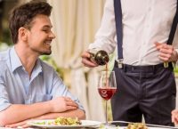 Σερβιτόρος απολύθηκε γιατί είναι Γάλλος