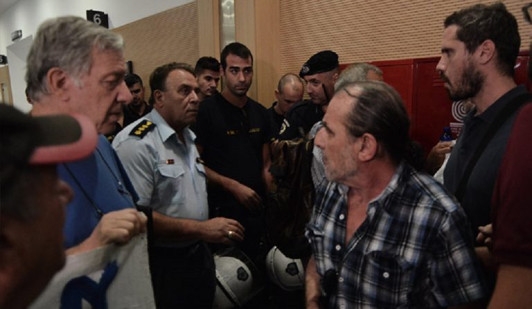 Πλειστηριασμοί: Ξεκίνησαν ξανά με ένταση μεταξύ ΜΑΤ και “Δεν πληρώνω” (vid)