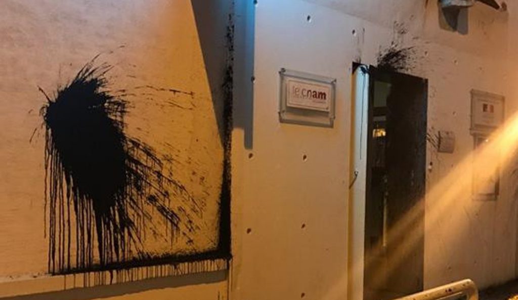 Μακρόν στην Αθήνα: Κενό ασφαλείας λίγο πριν από την άφιξή του – Επίθεση με μπογιές στο Γαλλικό Ινστιτούτο (pic)