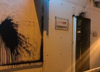 Μακρόν στην Αθήνα: Κενό ασφαλείας λίγο πριν από την άφιξή του – Επίθεση με μπογιές στο Γαλλικό Ινστιτούτο (pic)