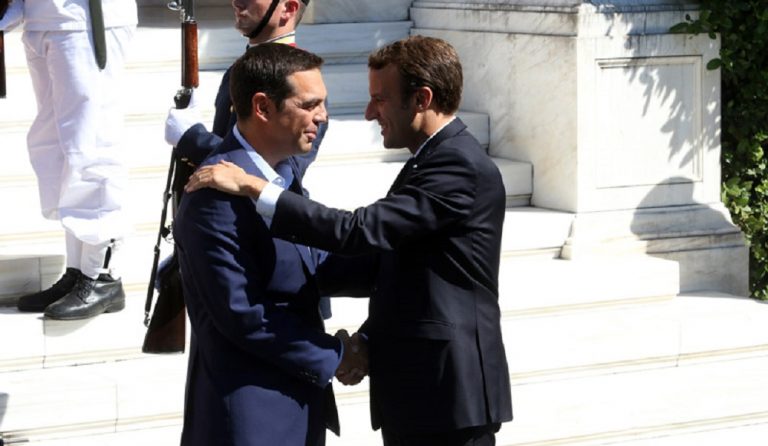 Μακρόν: Προκαλούν σεβασμό το κουράγιο και η αξιοπρέπεια των Ελλήνων