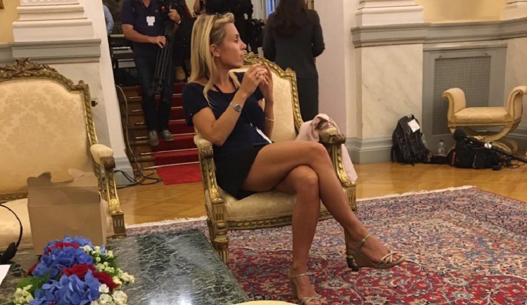 Επίσκεψη Μακρόν: Η Γαλλίδα δημοσιογράφος και το σταυροπόδι στο Προεδρικό Μέγαρο (pic)