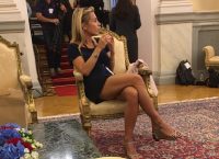 Επίσκεψη Μακρόν: Η Γαλλίδα δημοσιογράφος και το σταυροπόδι στο Προεδρικό Μέγαρο (pic)