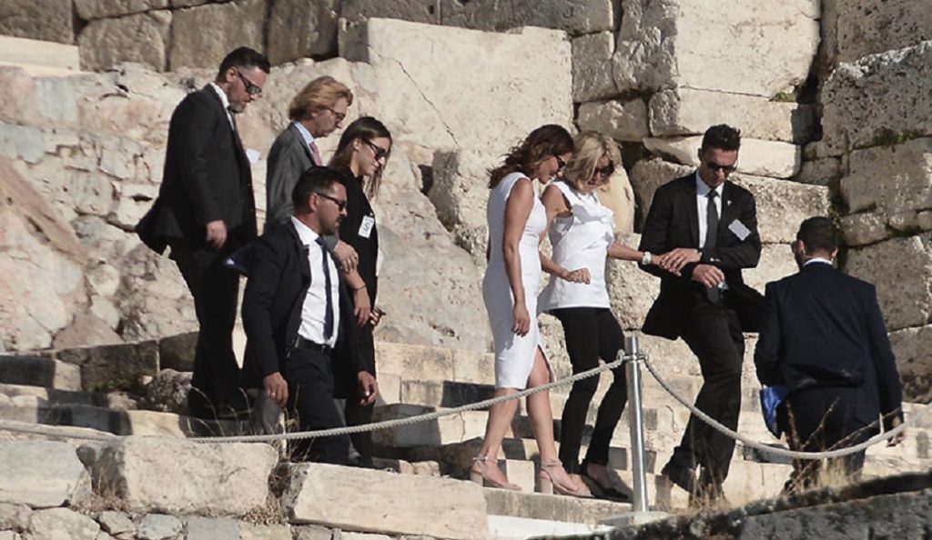 Μπριζίτ Τρονιέ – Περιστέρα Μπαζιάνα: Στην Ακρόπολη ντυμένες στα λευκά (pics)