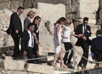 Μπριζίτ Τρονιέ – Περιστέρα Μπαζιάνα: Στην Ακρόπολη ντυμένες στα λευκά (pics)