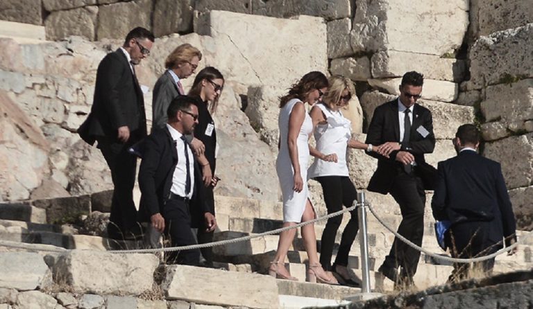 Μπριζίτ Τρονιέ – Περιστέρα Μπαζιάνα: Στην Ακρόπολη ντυμένες στα λευκά (pics)
