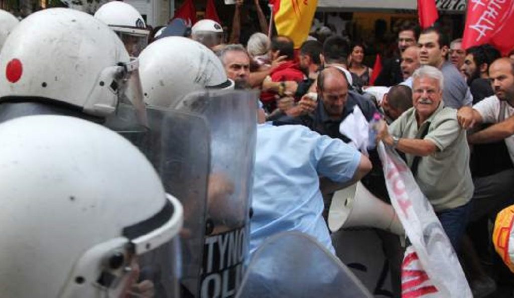 Επίσκεψη Μακρόν: Επεισόδια στη Διονυσίου Αεροπαγίτου μεταξύ μελών της ΛΑΕ και των ΜΑΤ (pics)