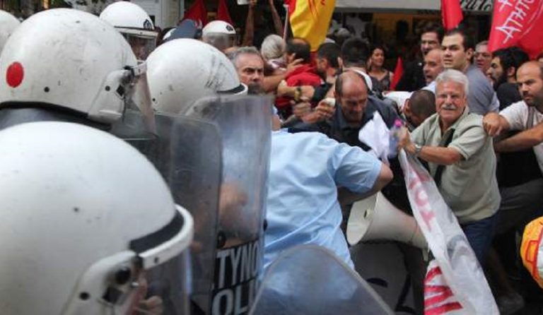 Επίσκεψη Μακρόν: Επεισόδια στη Διονυσίου Αεροπαγίτου μεταξύ μελών της ΛΑΕ και των ΜΑΤ (pics)