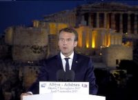 Ο Εμανουέλ Μακρόν μίλησε ελληνικά στην Πνύκα: Εδώ οι Αθηναίοι επινόησαν την Δημοκρατία