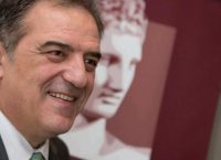 Κωνσταντίνος Γάτσιος: Ο πρωθυπουργός συλλαβίζει νέες λέξεις