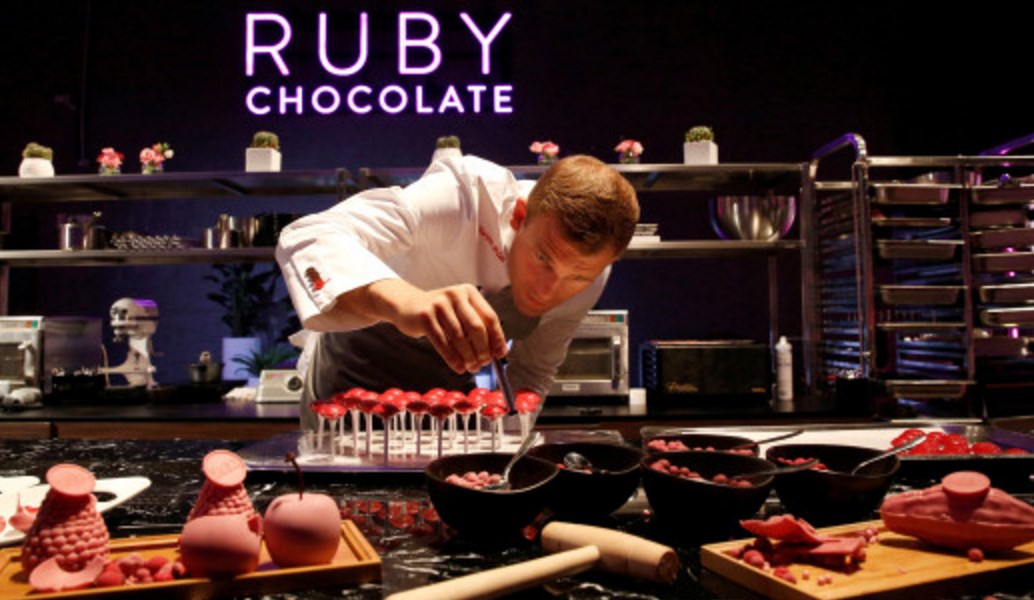 Nέο είδος σοκολάτας με ροζ απόχρωση (vid)