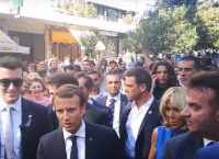 Εμανουέλ Μακρόν – Μπριζίτ Τρονιέ: Βγάζουν selfies με κόσμο στο Σύνταγμα (pics)