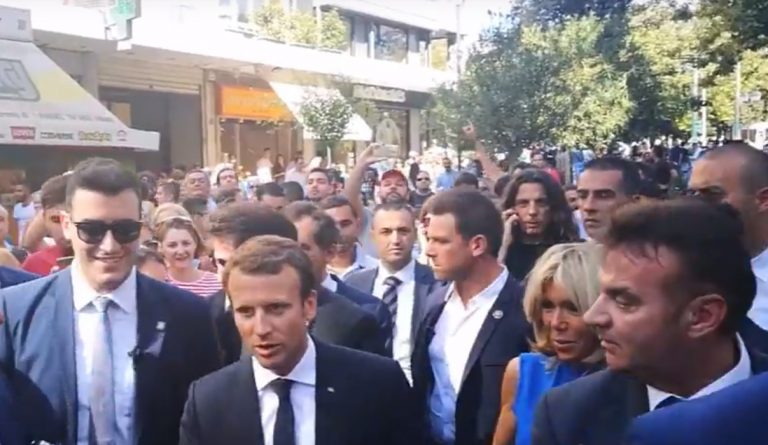 Εμανουέλ Μακρόν – Μπριζίτ Τρονιέ: Βγάζουν selfies με κόσμο στο Σύνταγμα (pics)