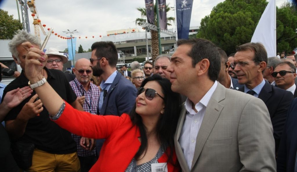 ΔΕΘ 2017: Η selfie του Αλέξη Τσίπρα με νεαρή θαυμάστρια (pics&vid)