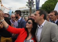 ΔΕΘ 2017: Η selfie του Αλέξη Τσίπρα με νεαρή θαυμάστρια (pics&vid)