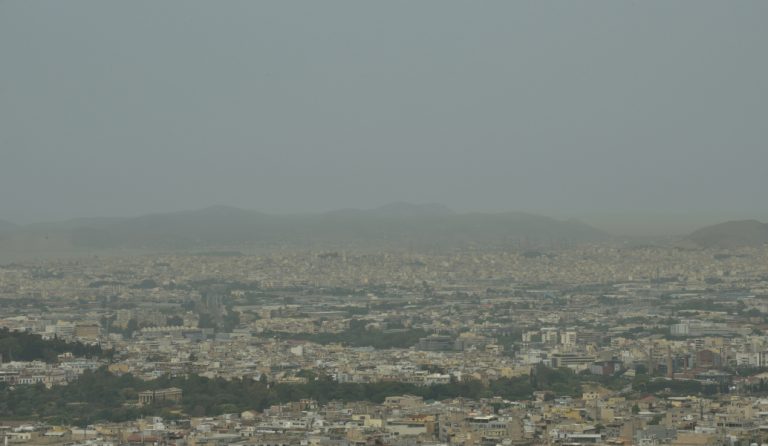 O Καιρός αύριο Δευτέρα: Άνοδος θερμοκρασίας, σκόνη και υγρασία