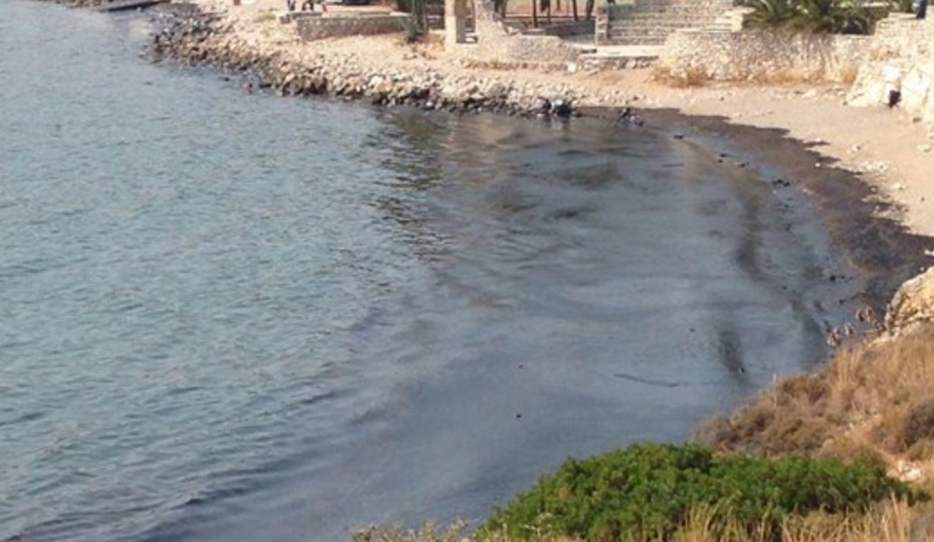Σαλαμίνα: Ρύπανση από πετρελαιοκηλίδα μετά από βύθιση δεξαμενόπλοιου