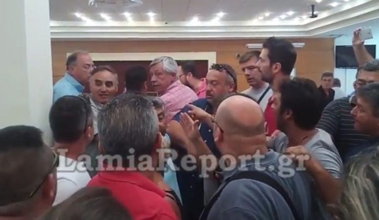 Λαμία: Ένταση στο δημοτικό συμβούλιο – Παραλίγο να πιαστούν στα χέρια (vid)