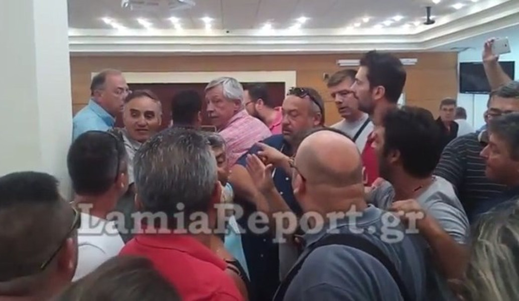 Λαμία: Ένταση στο δημοτικό συμβούλιο – Παραλίγο να πιαστούν στα χέρια (vid)