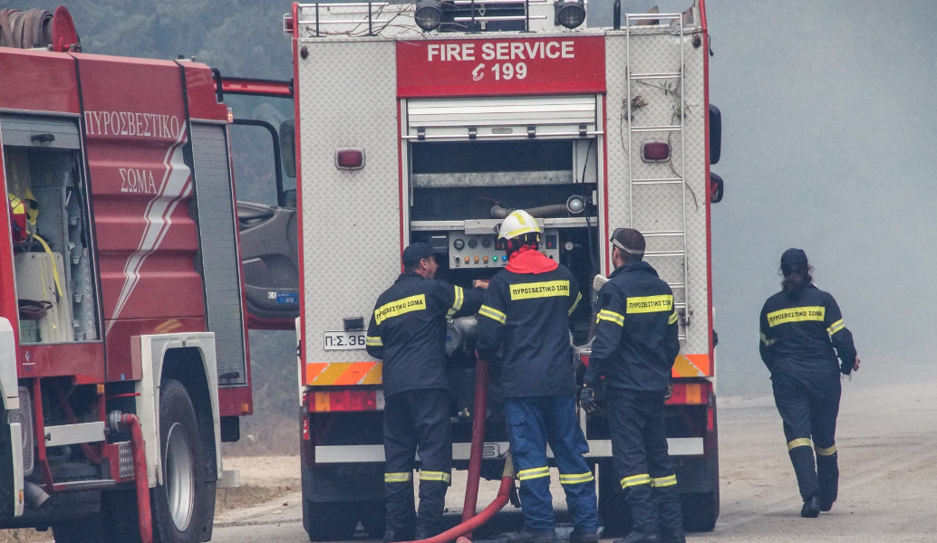 Πυρκαγιά στην Αχαΐα: Ολονύχτια μάχη με τις φλόγες (vid)