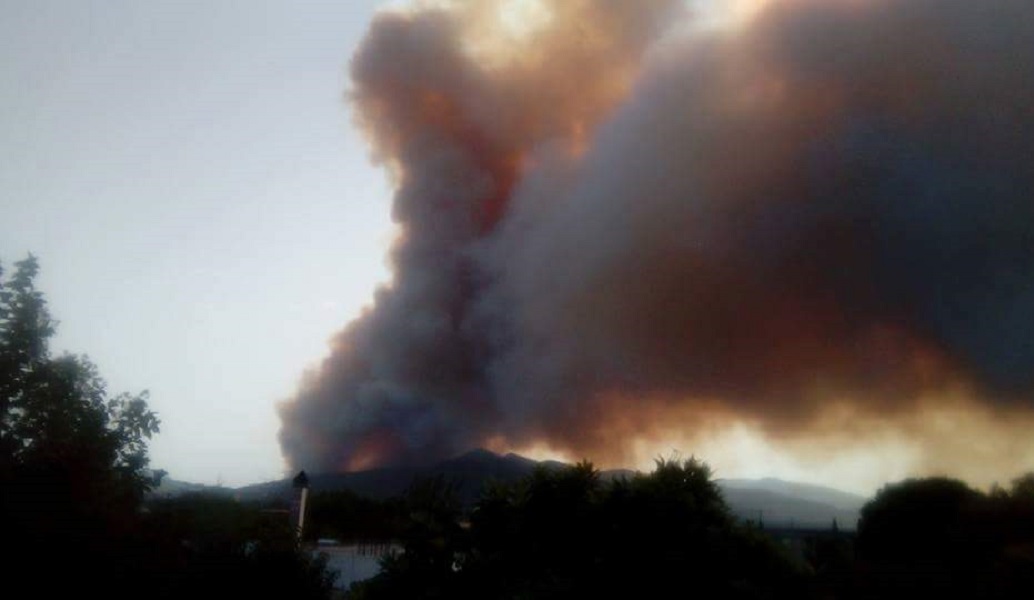 Φωτιά κοντά σε σπίτια στο Ηράκλειο