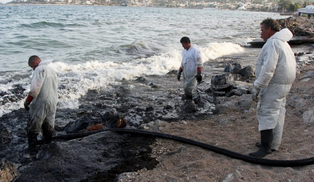 Πετρελαιοκηλίδα: Στη Σαλαμίνα ειδικά συνεργεία – Εστίες ρύπανσης και στο Καλαμάκι