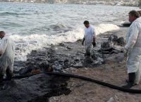 Πετρελαιοκηλίδα: Στη Σαλαμίνα ειδικά συνεργεία – Εστίες ρύπανσης και στο Καλαμάκι