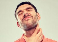 “Κόμπος” στον λαιμό: Δείτε τι προκαλεί αυτή την αίσθηση