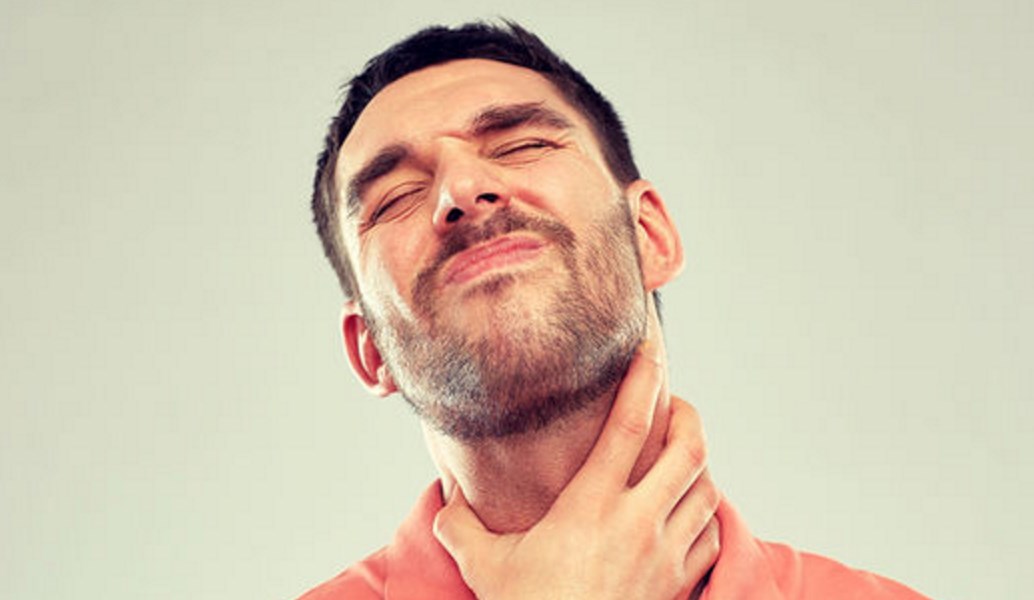 “Κόμπος” στον λαιμό: Δείτε τι προκαλεί αυτή την αίσθηση