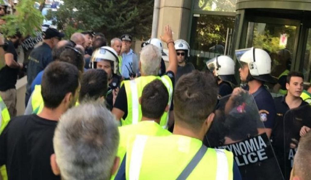 Μεταλλωρύχοι: Νέες κινητοποιήσεις – Μαζεμένοι έξω από το υπουργείο Περιβάλλοντος